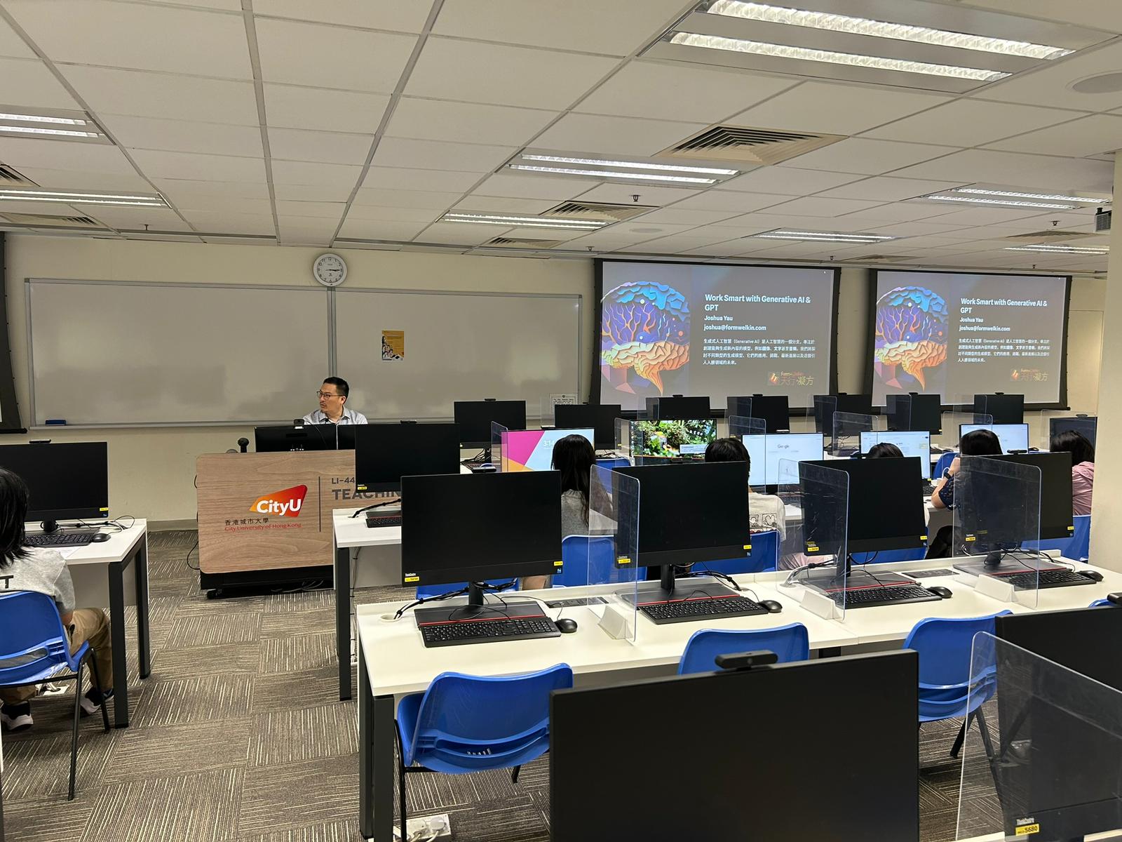 The instructor was introducing himself. 導師正在自我介紹。