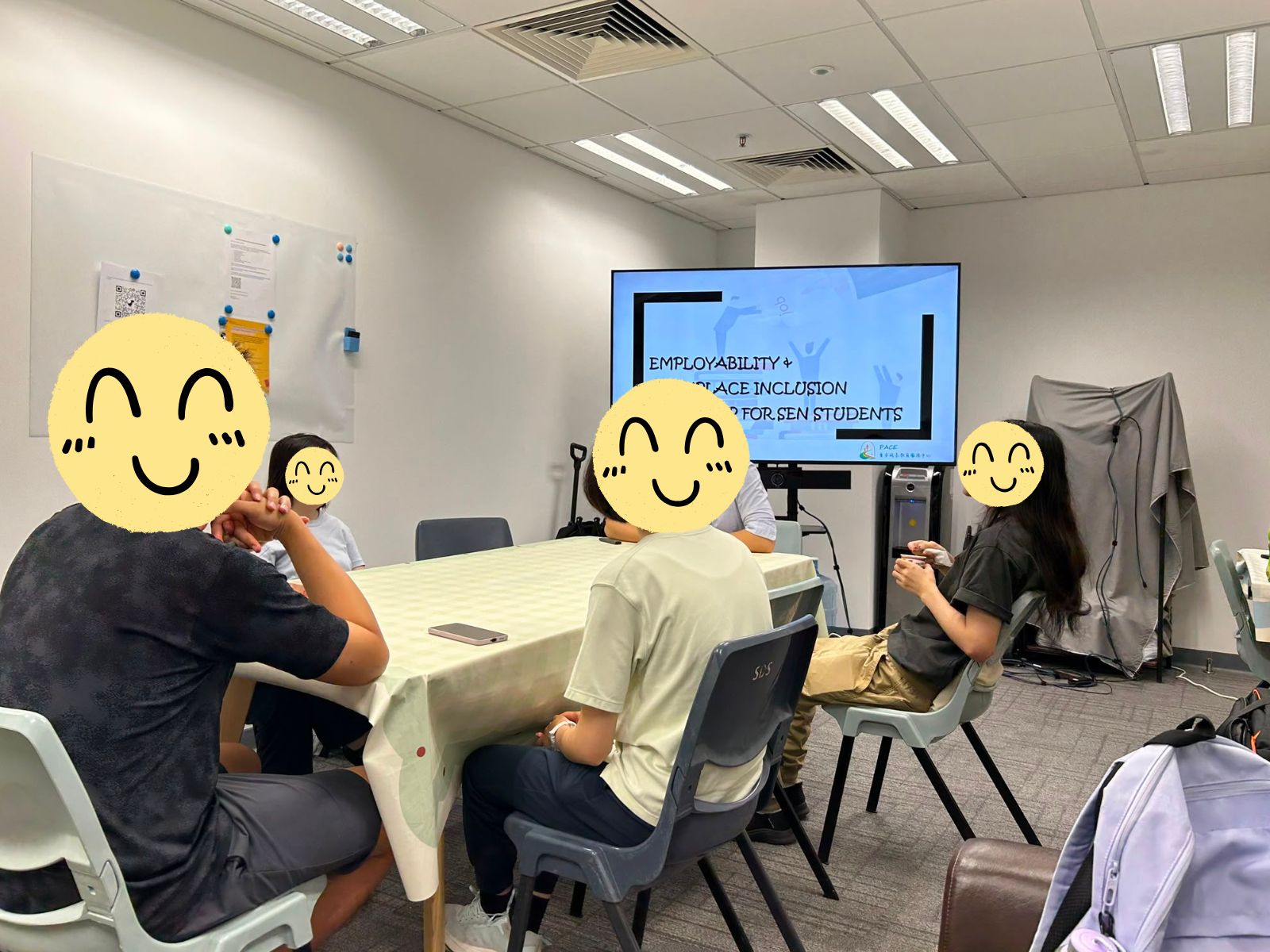 The participants were getting to know each other. 參與者們正在互相認識。