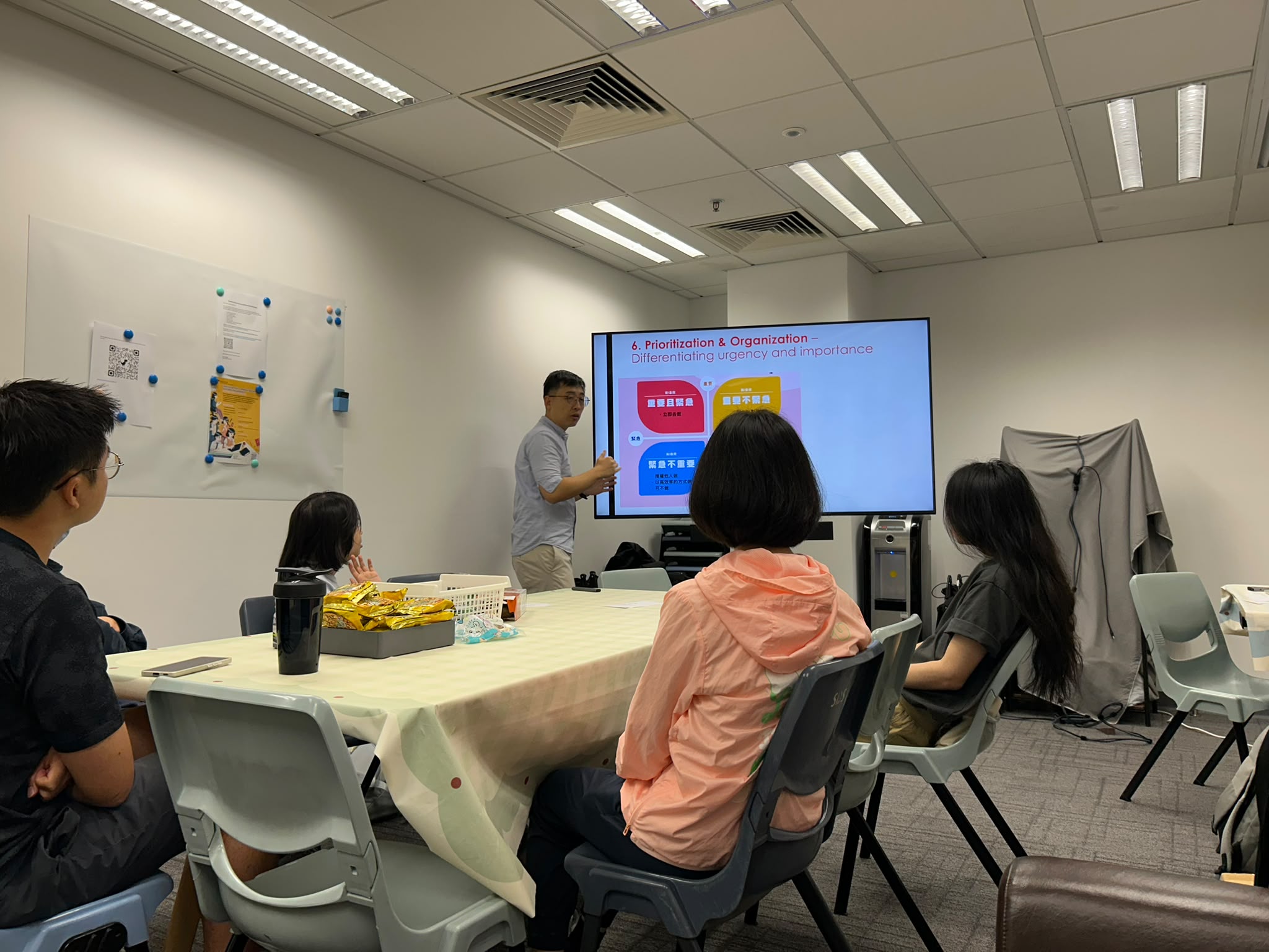 The EP was introducing the methods to prioritise the daily job tasks in workplace.  教育心理學家正在介紹如何在工作場所對日常工作任務進行優先排序的方法。