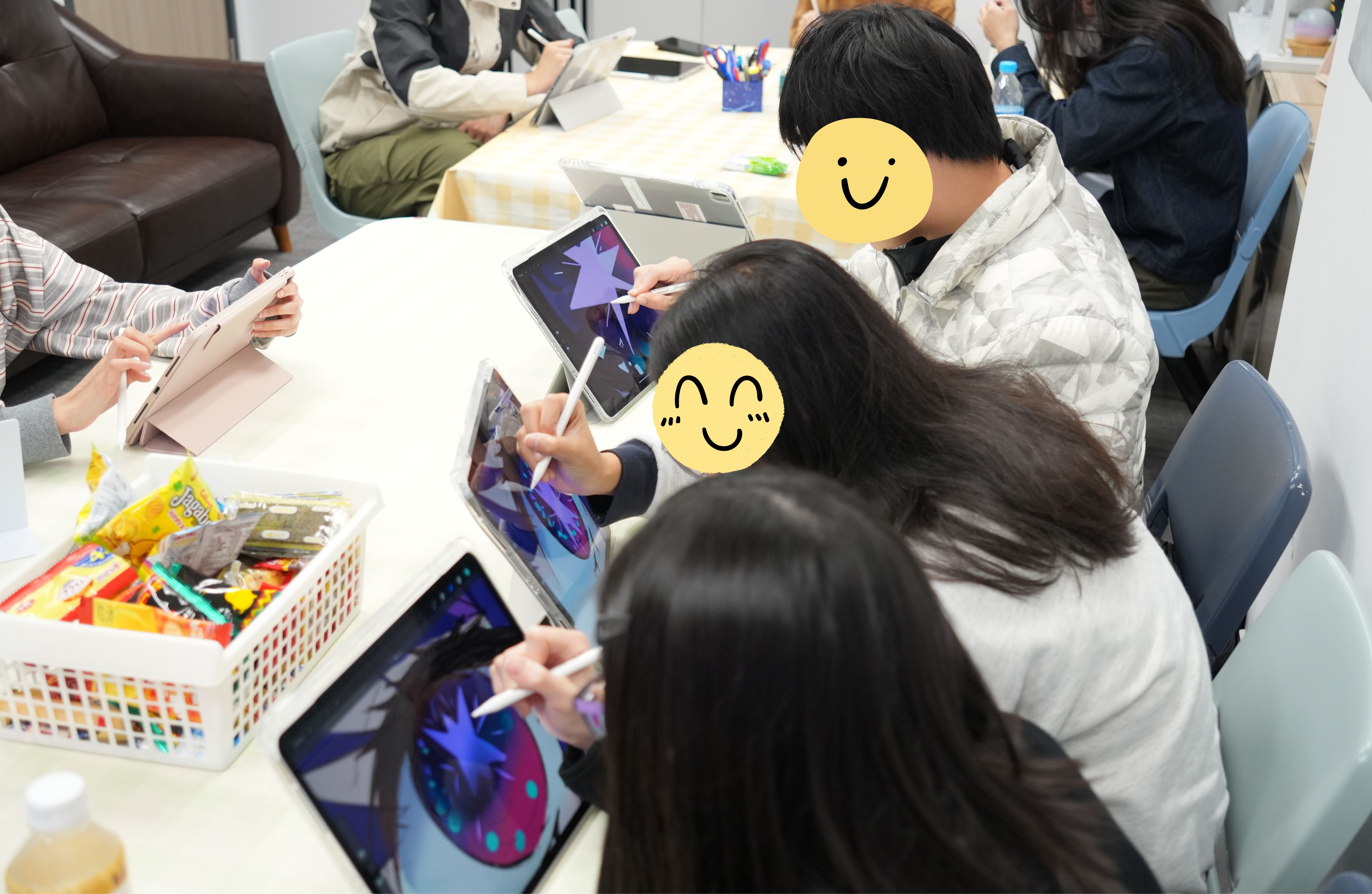 Students were learning to use Procreate. 學生正在學習使用Procreate. 