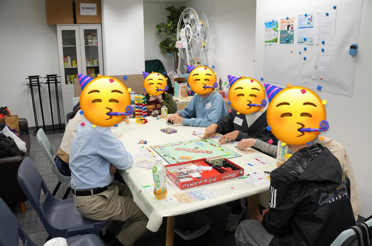 Students playing boardgames with IAs.