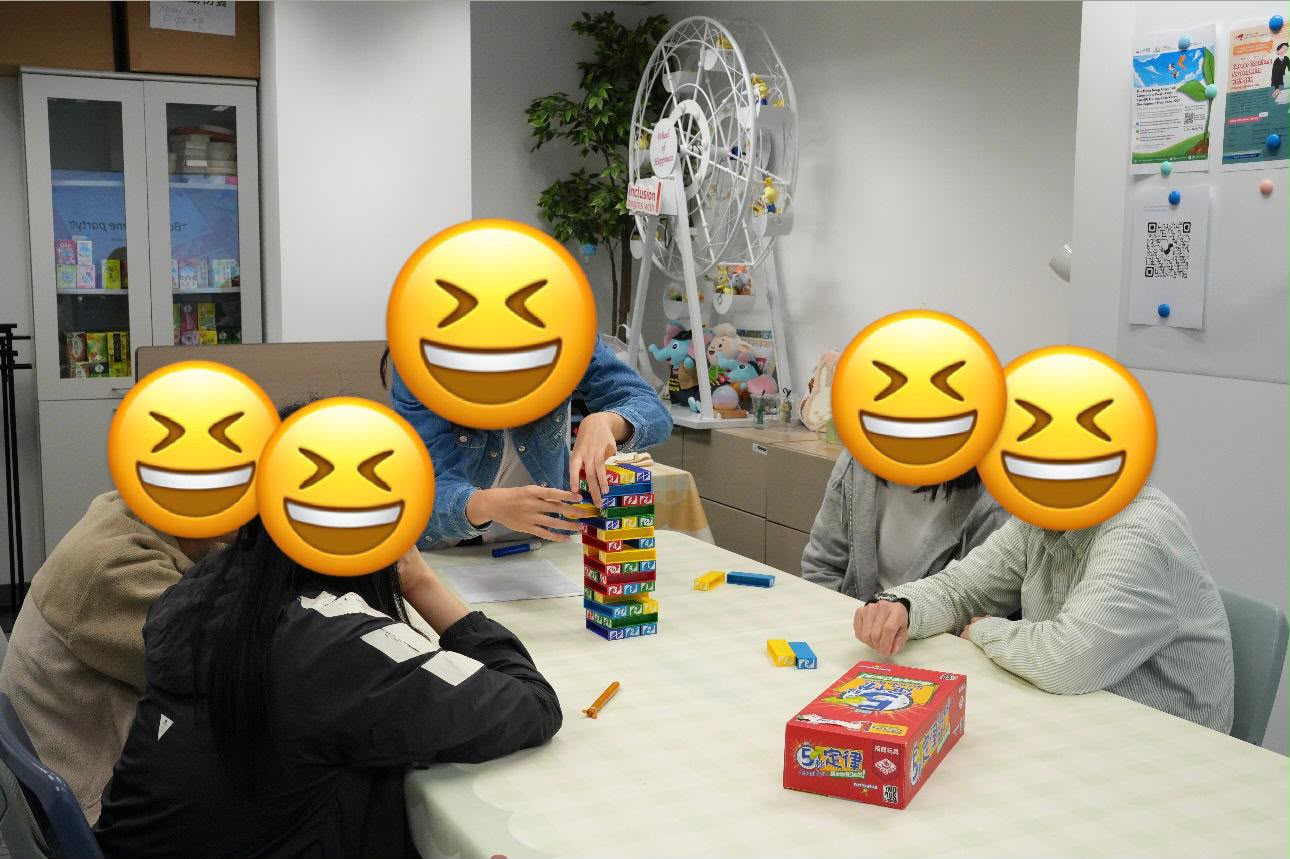 Students playing boardgames with IAs.