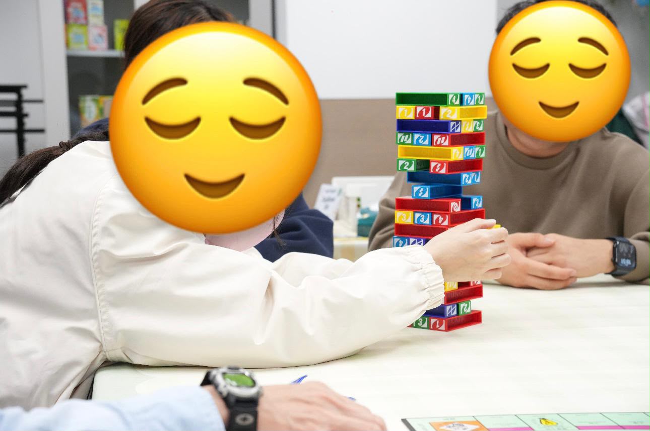 Students playing boardgames with IAs.