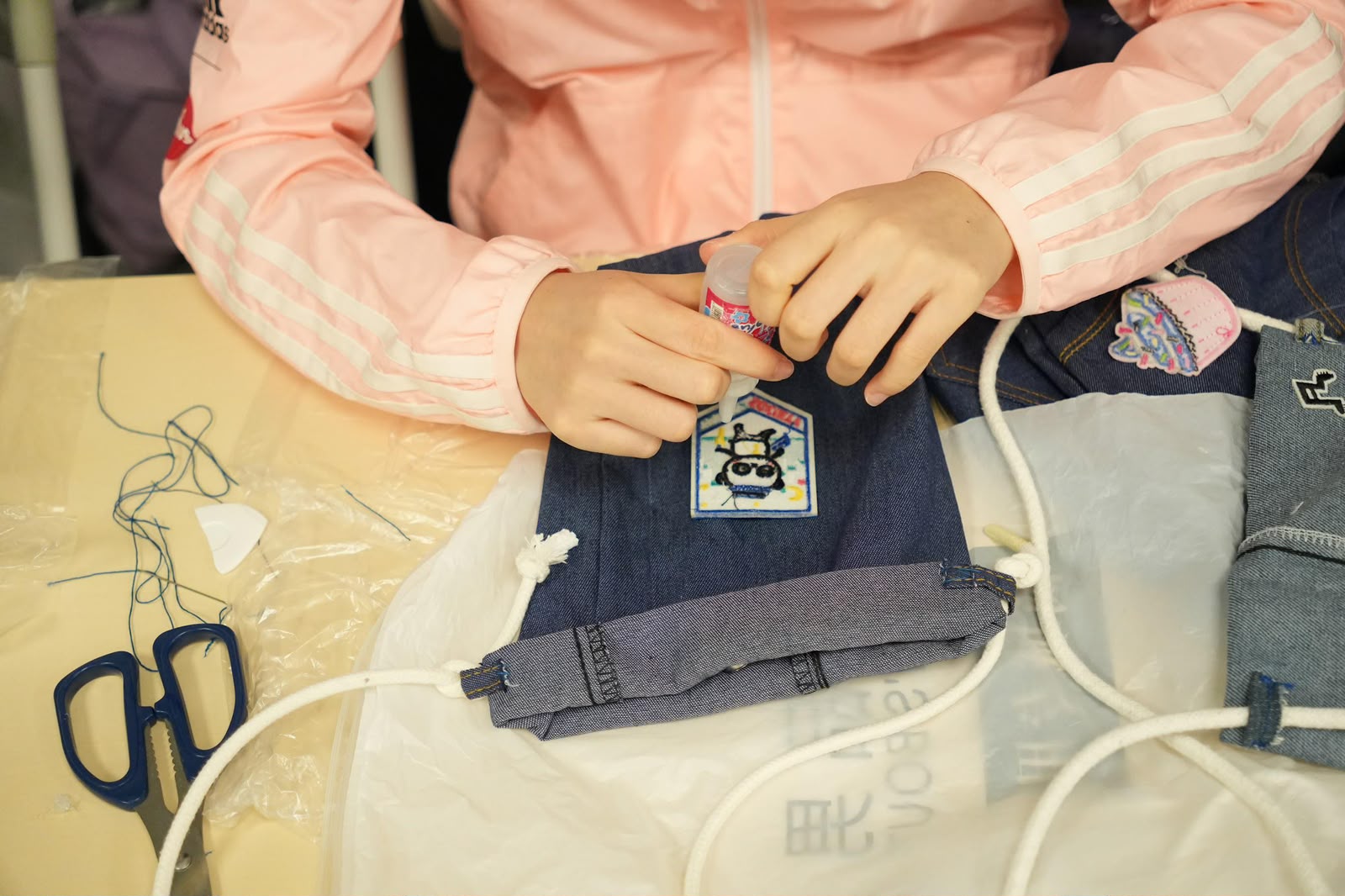 A student was making the denim bag.