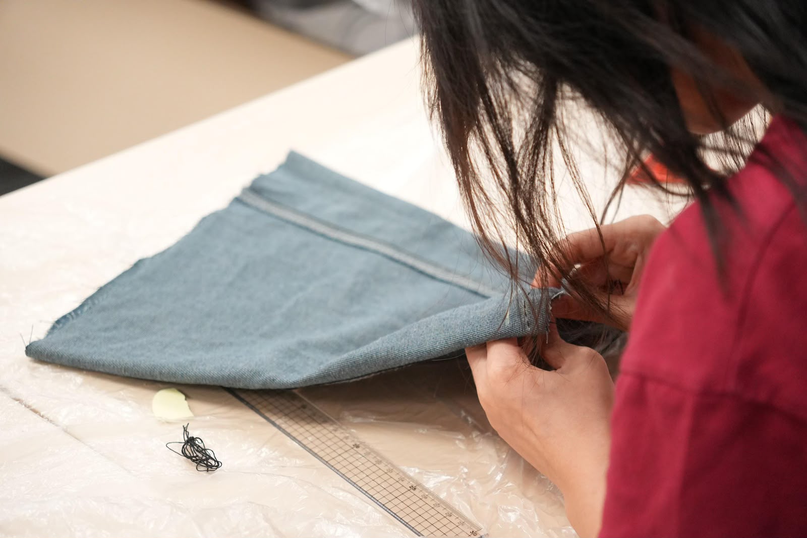A student was making the denim bag.