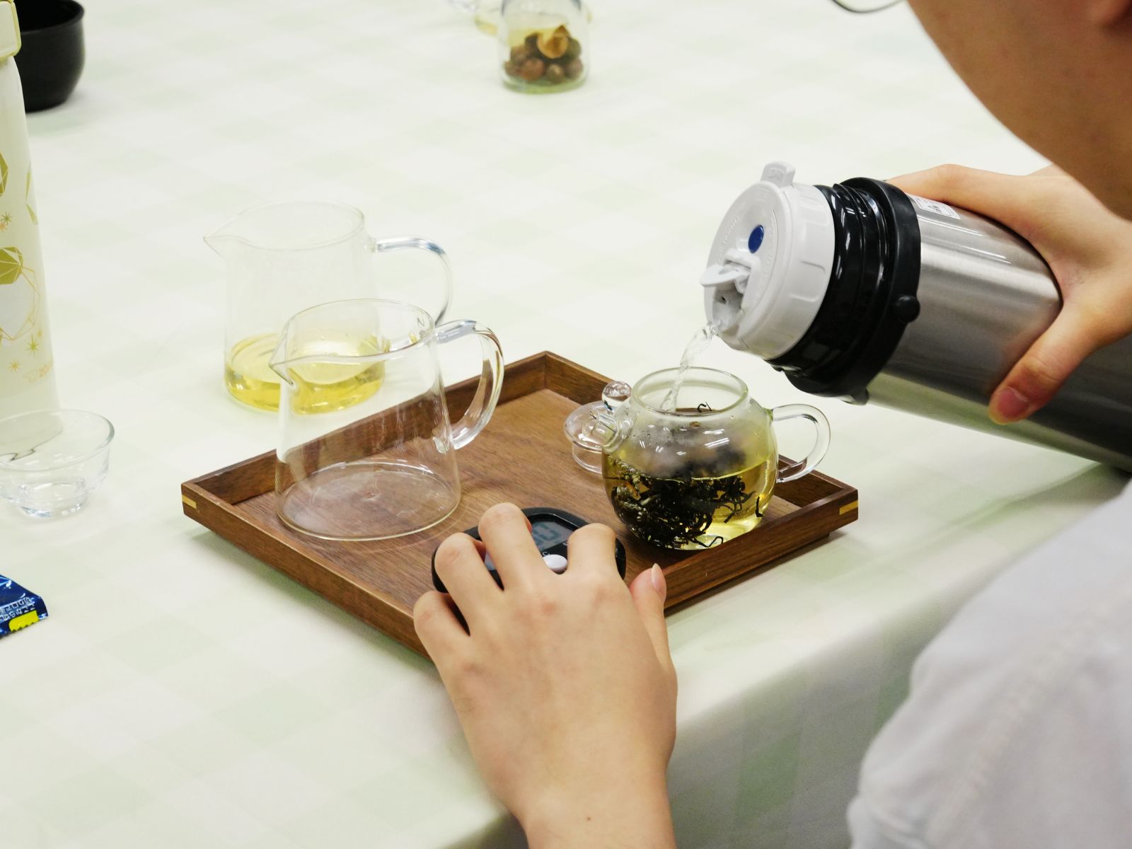 The participants engaged in learning tea appreciation.參加者學習品茶知識。