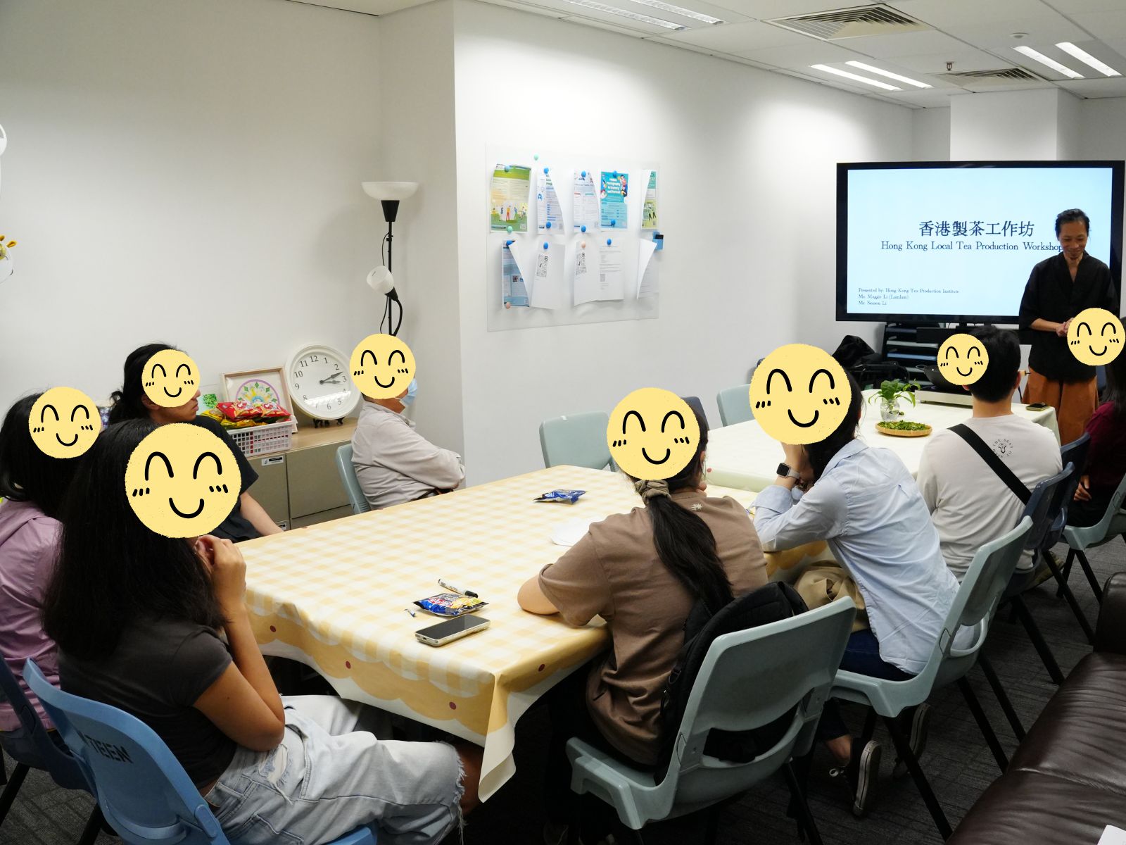 The instructors were introducing themselves. 導師們正在自我介紹。
