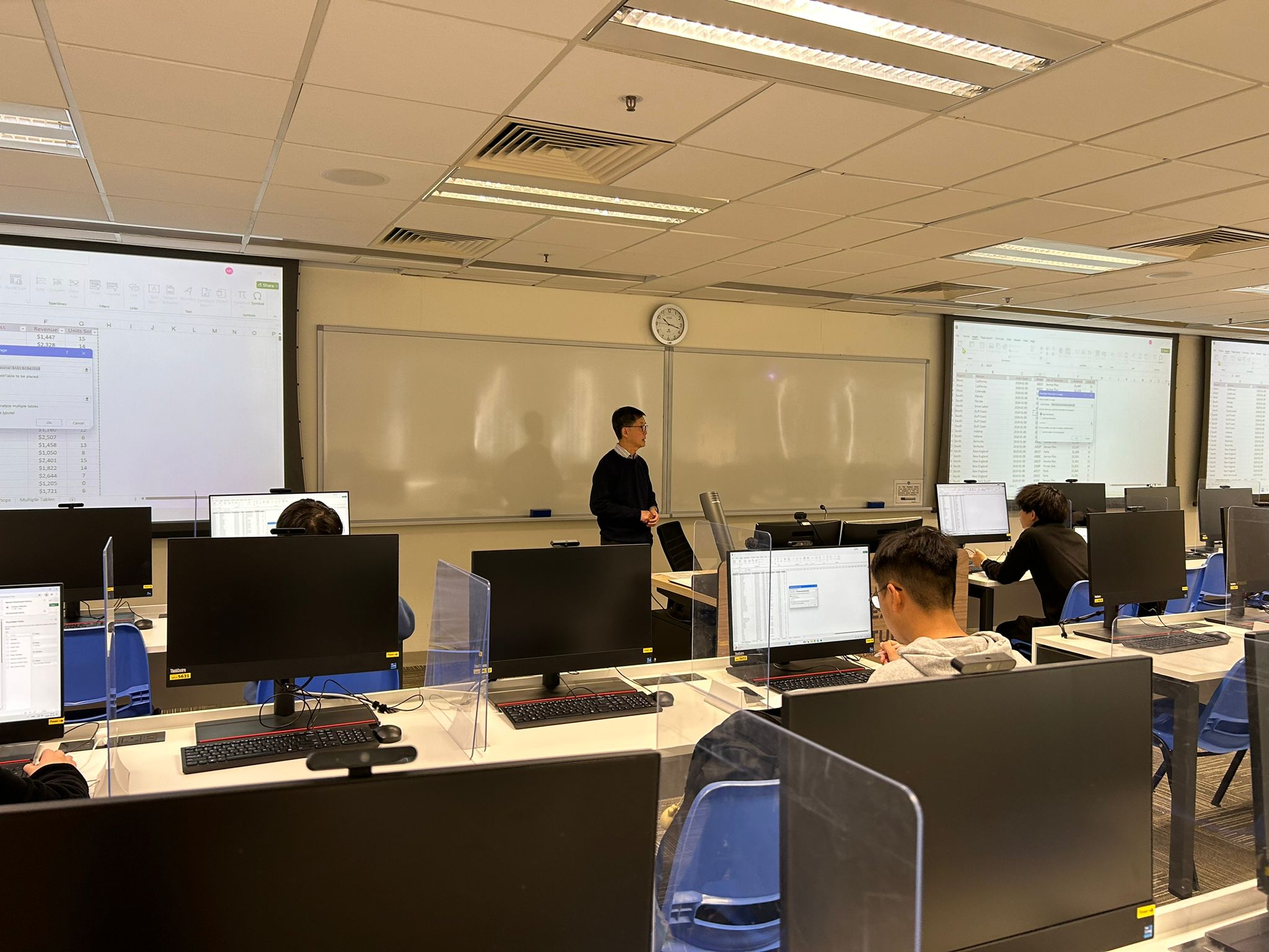 The instructor was introducing himself. 导师正在自我介绍。