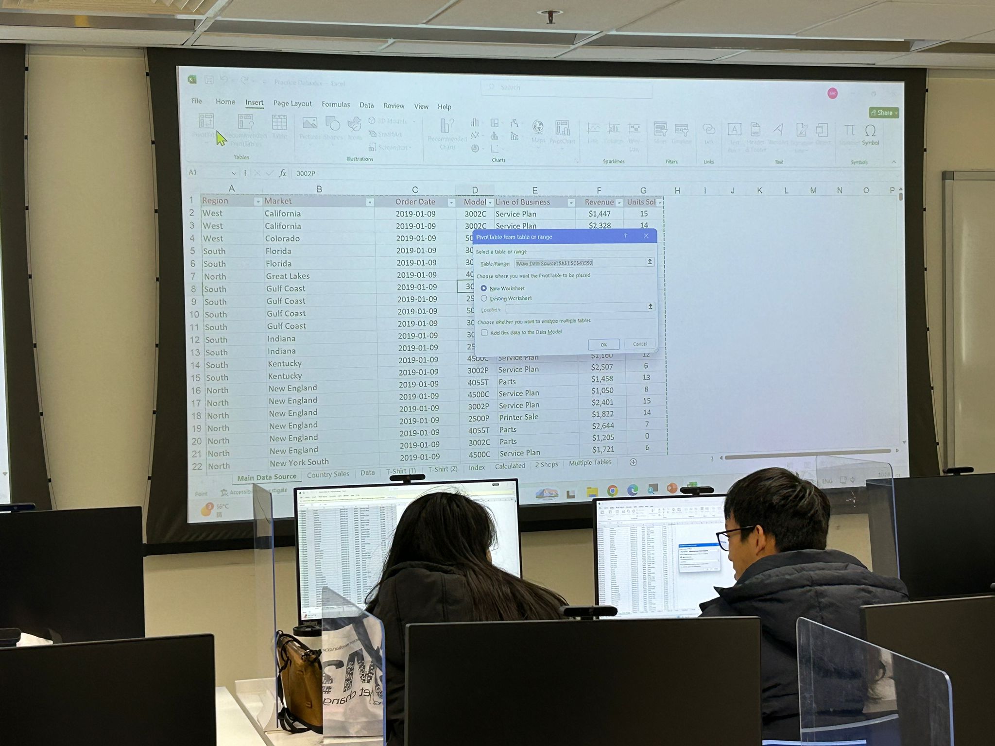 導師正在教導學生建立樞紐分析表