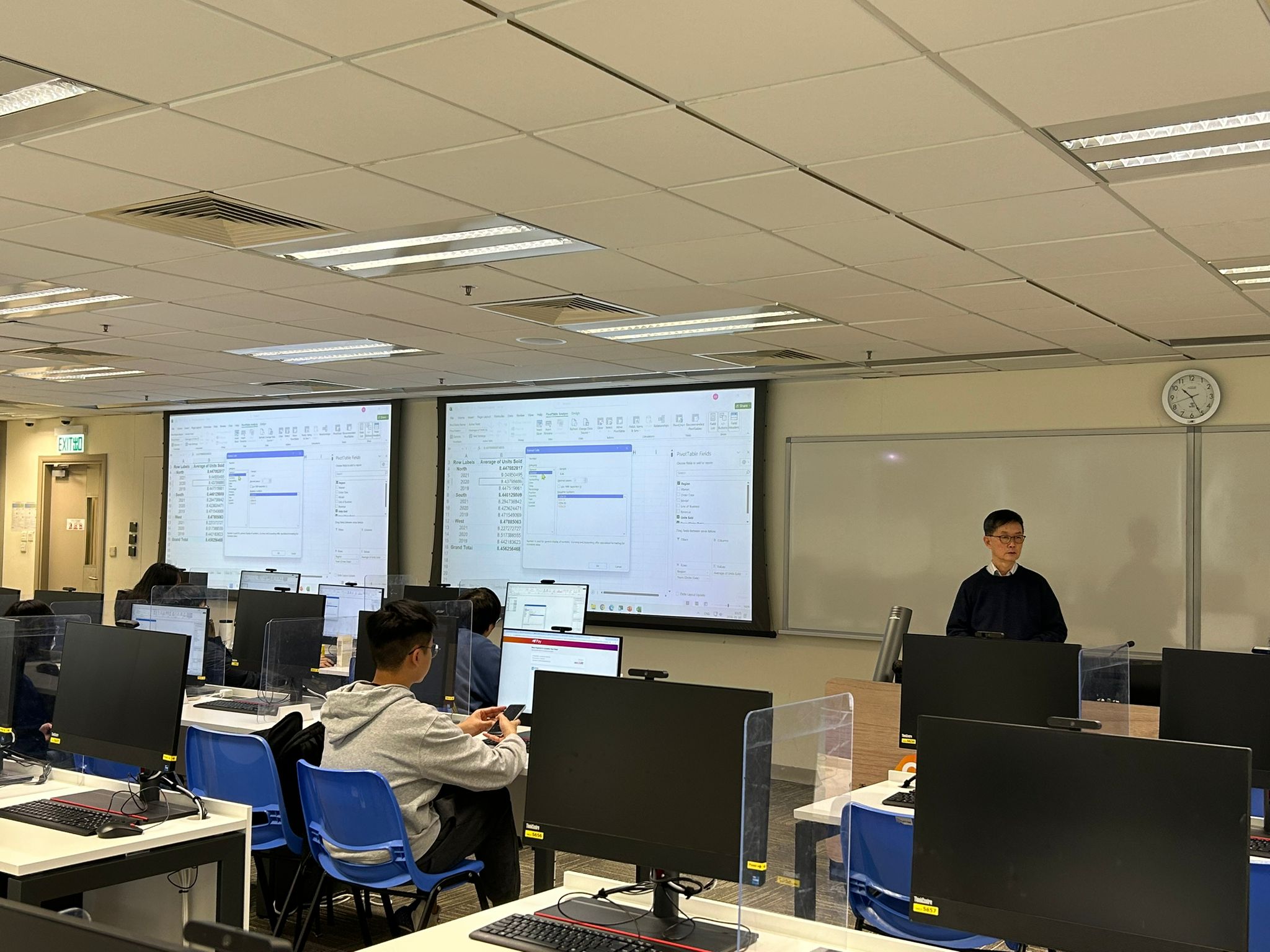 The instructor was teaching students to change the properties of the cell. 導師正在教導學生如何更改儲存格的屬性。