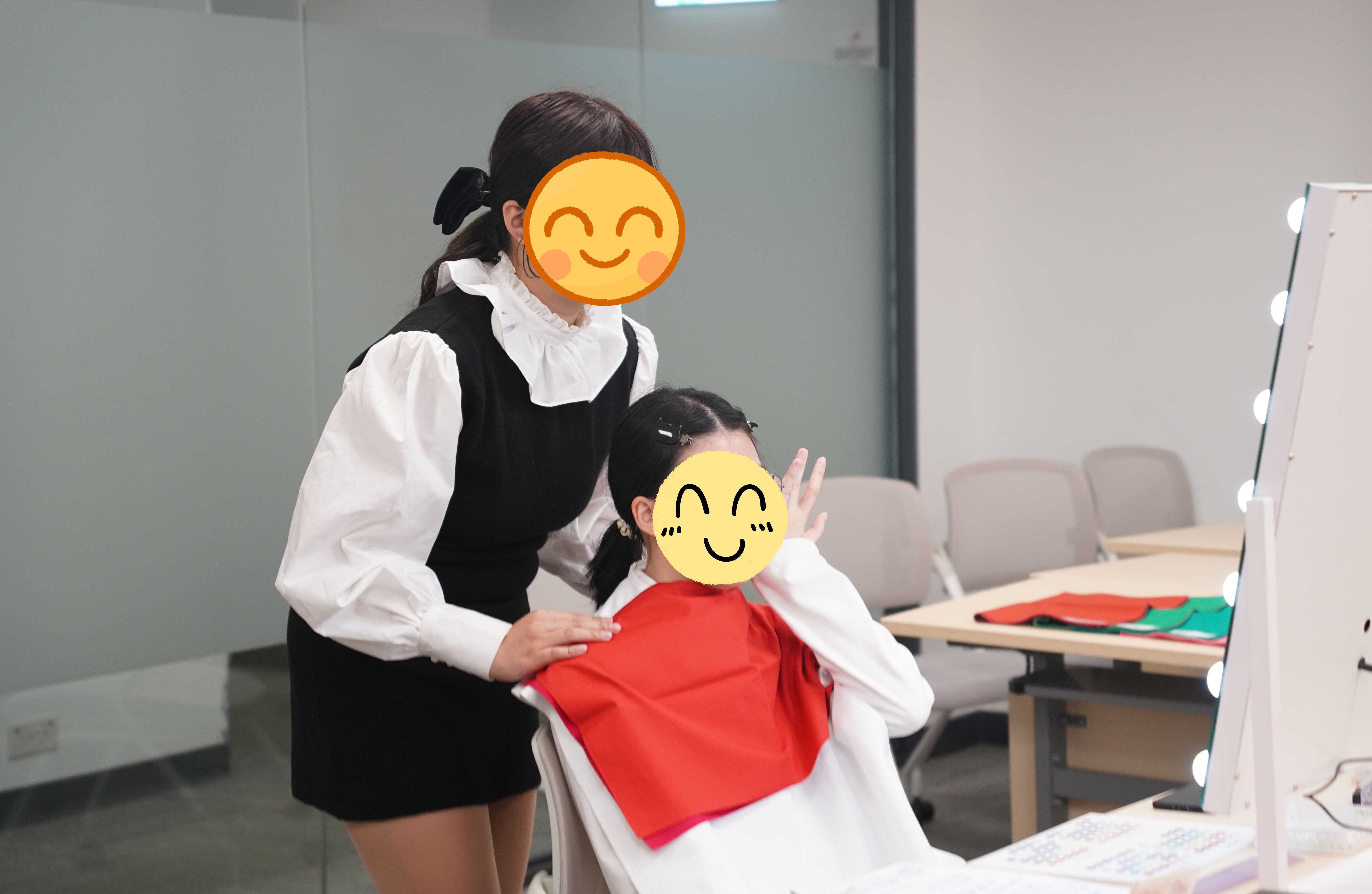 The trainer was observing which colour was most suitable for the student. 個人色彩顧問正在觀察哪一種顏色最適合該學生。