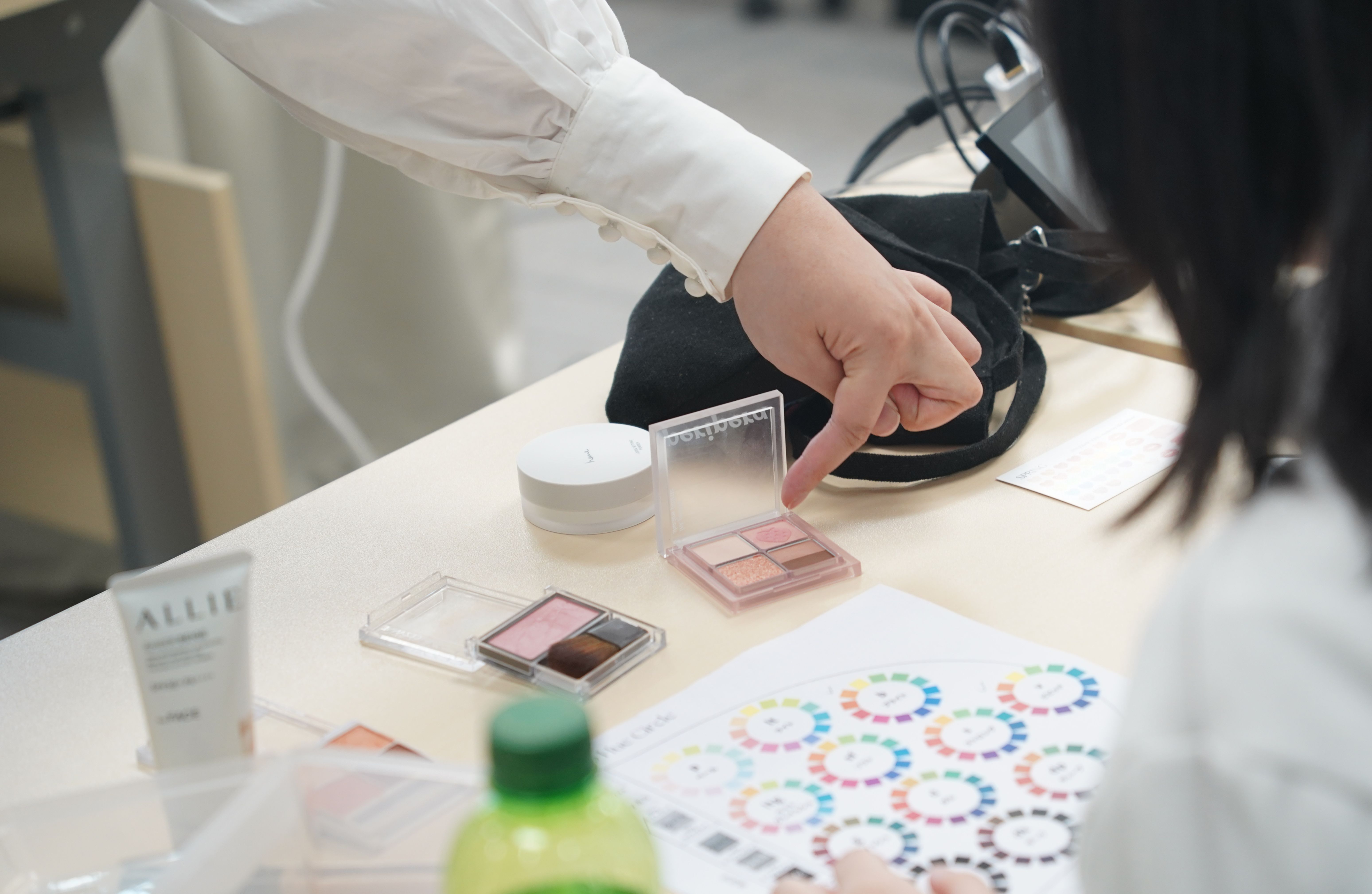 The trainer was discussing with the students which cosmetics best matched their personal colours.個人色彩顧問正在與學生討論哪些化妝品最能搭配他們的個人色彩。