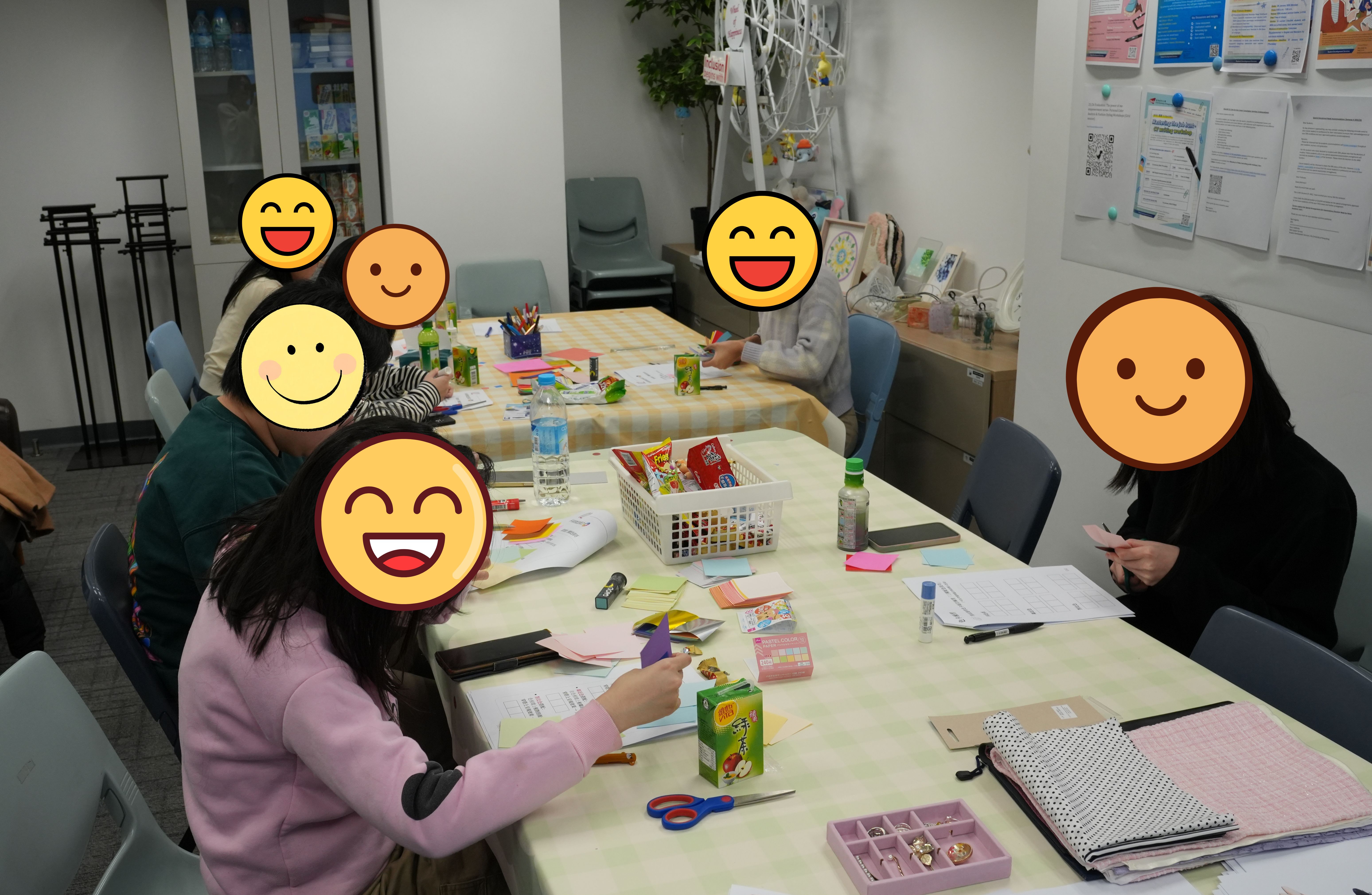 The students were learning how to mix and match different styles to express themselves on various occasions. 學生正在學習如何混搭不同風格，以便在各種場合中展現自我。