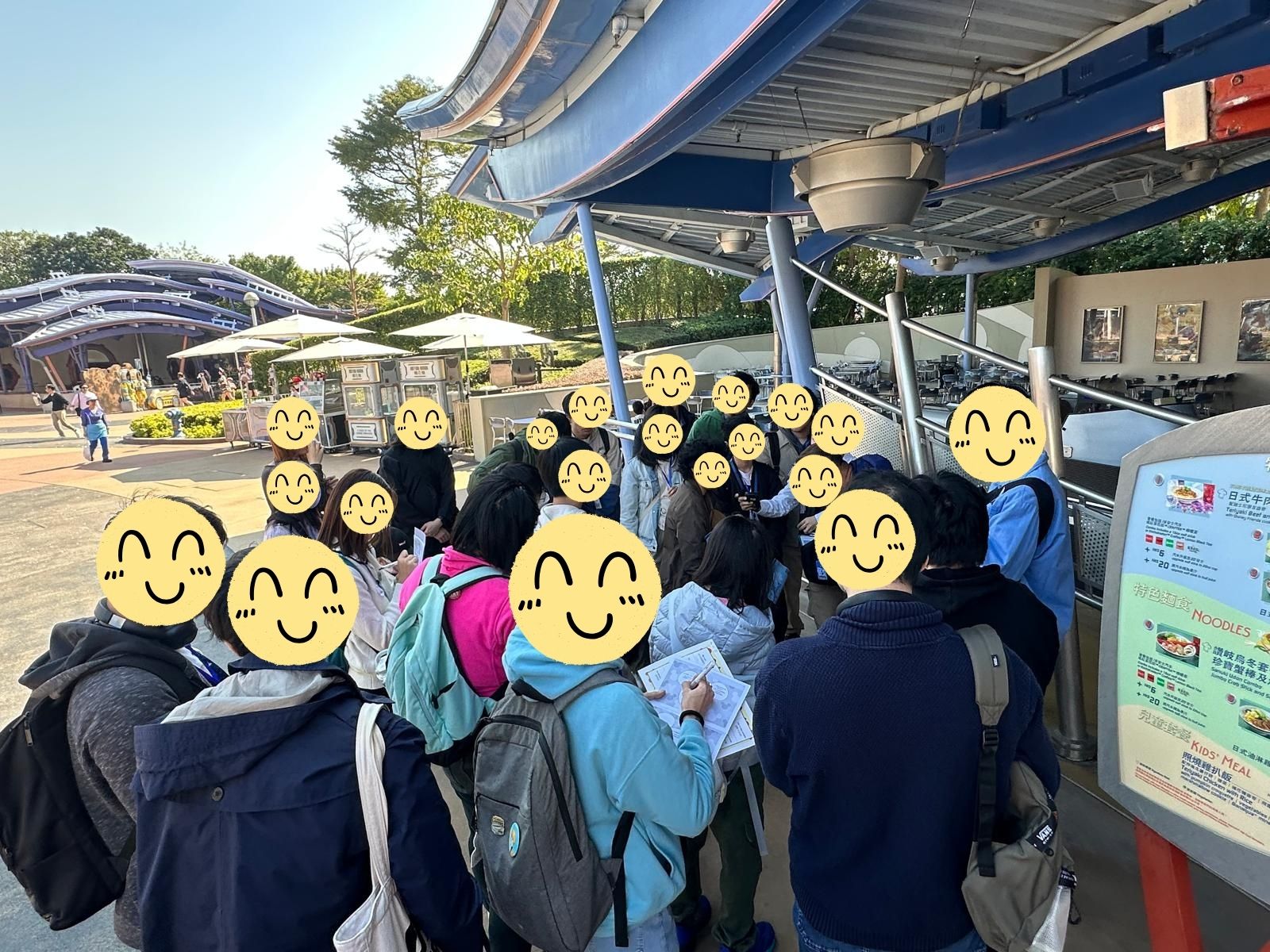 Students were learning the customer service delivered by the Disney Cast members. 學生們正在學習迪士尼演藝人員提供的客戶服務。