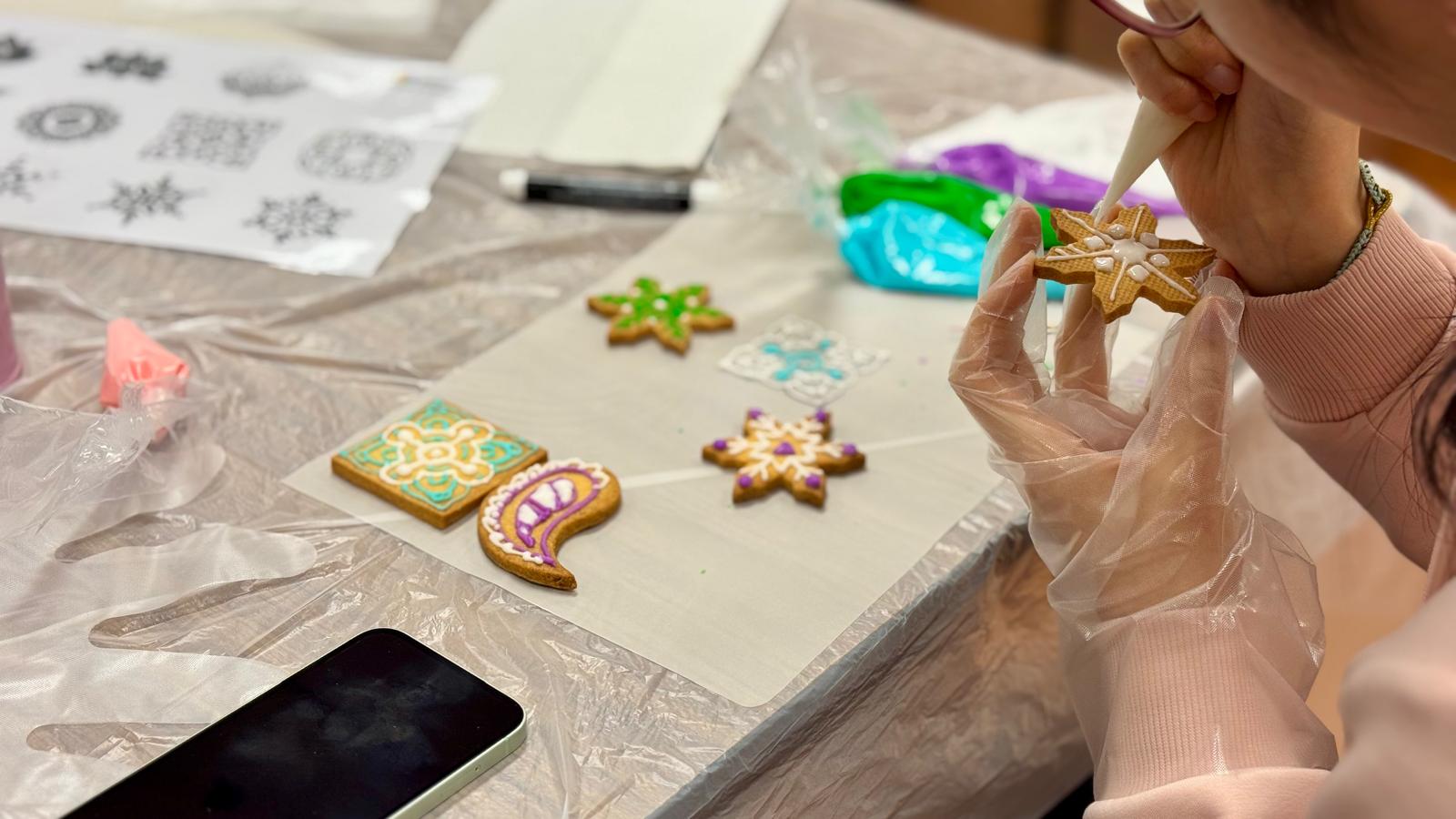 The students were making Henna pattern cookie.
