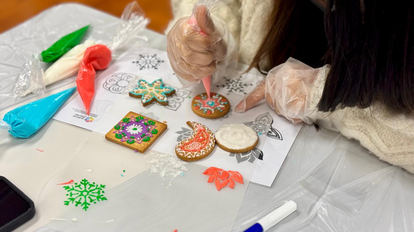 The students were making Henna pattern cookie.