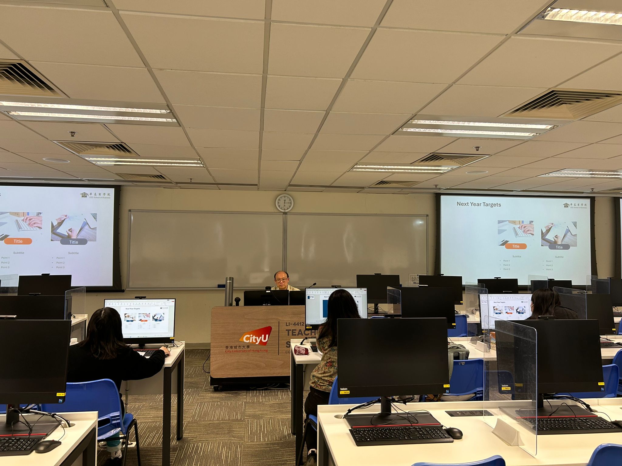 The trainer was showing the Powerpoint slide sample. 導師正在展示 PowerPoint 投影片範例。