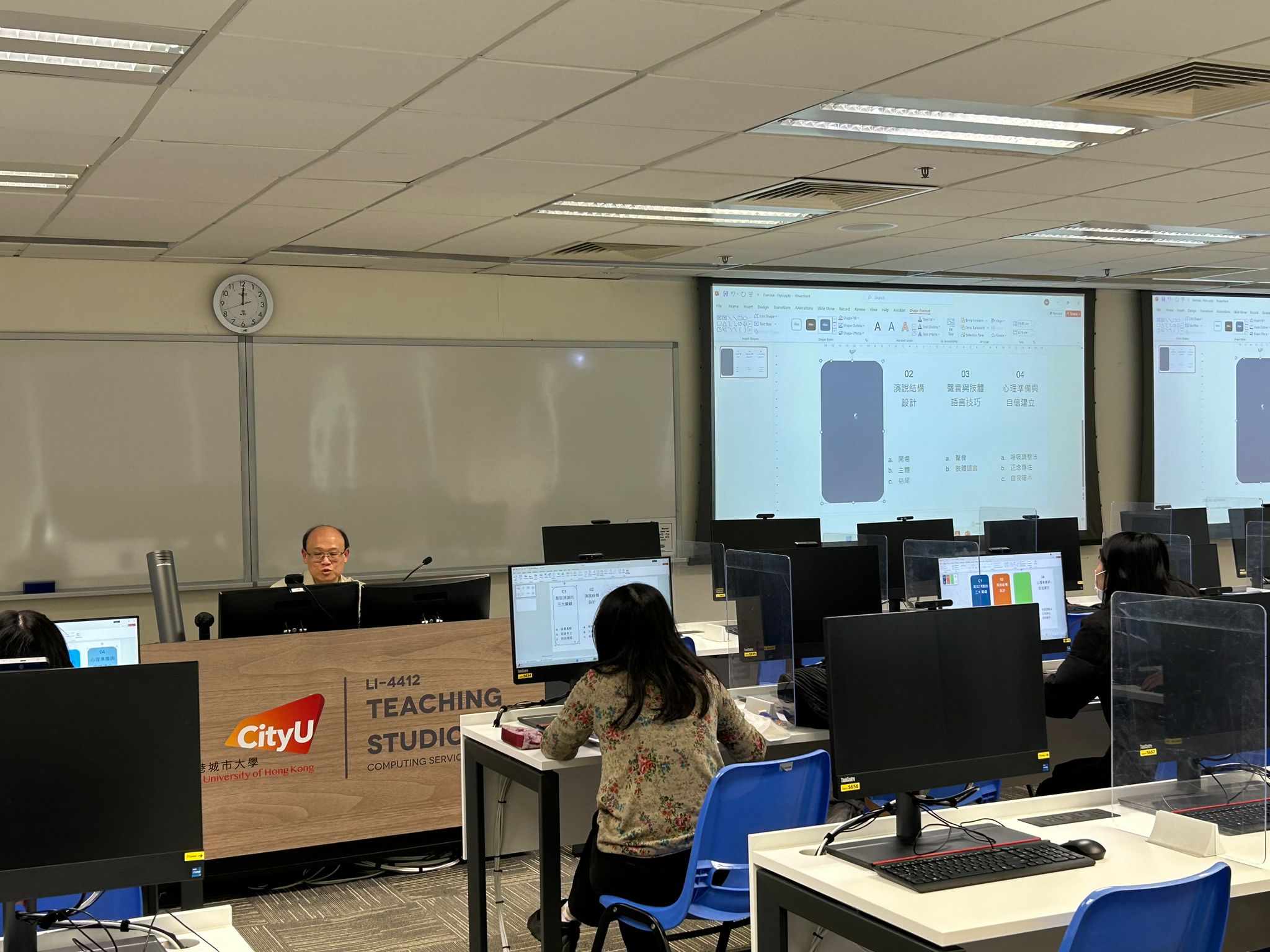 The students were learning to design a powerpoint slide. 學生正在學習設計 PowerPoint 投影片。