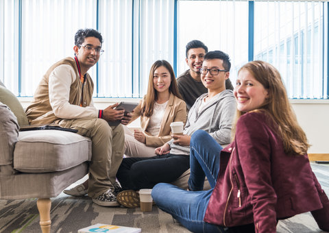 学生正坐在一起，气氛融洽。