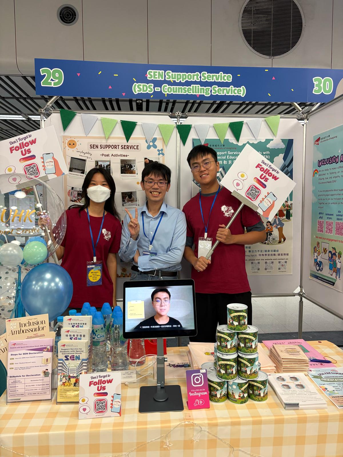 IA simon was taking photo with his partners in SDS Expo. IA Simon 正在 SDS Expo 上與他的夥伴合影。