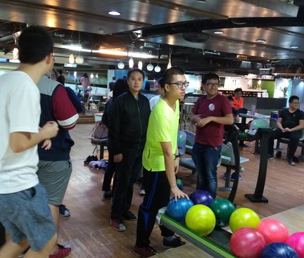 Students enjoyed playing bowling. 同學享受玩保齡球