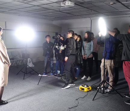 Students were learning and undertaking the filming procedures. 學生正在學習並進行攝影的工序。