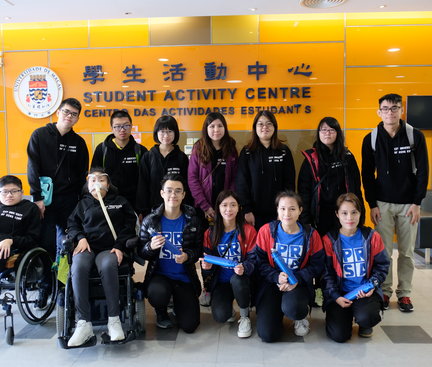 Group photo of our students and the ambassadors there, see how nice they were. 同學的合照, 他們人很好的