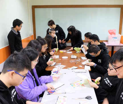 Interactive activity with the students in the University of Macau. 澳門大學的和學生的互動時間