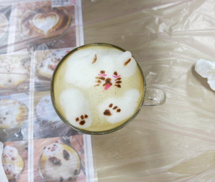 A photo of one of the students’ lovely latte art product. 其中一位同學的可愛拿鐵作品