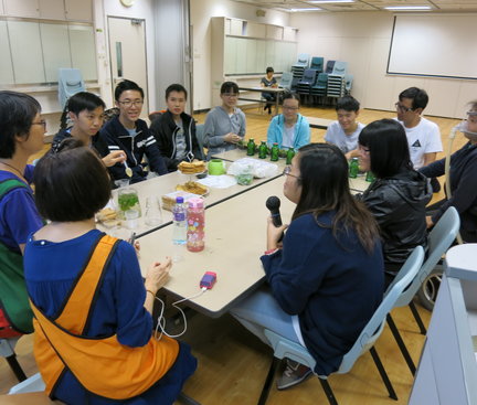 Students were sitting surrounding the long table where they could interact with the teachers and follow the instructions given by them to undertake the therapy. 學生圍着長椅坐下。他們就這樣與導師互動和跟從指示進行治療。
