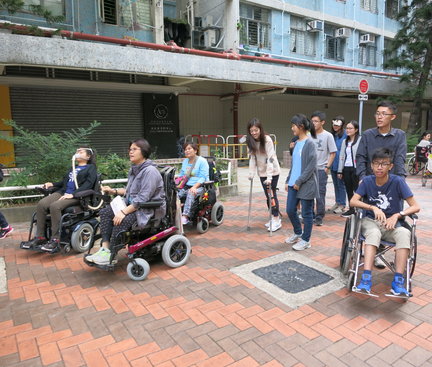 IAs were acting as physical disabilities on the street. 共融大使扮演肢體傷殘人士