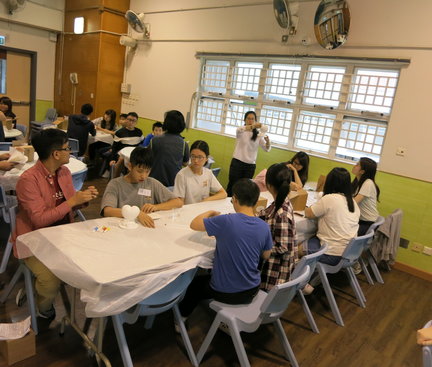 IAs were separated into groups and paired up with the students of the School to do hand-making together. 共融大使分組, 和學生一同做手工
