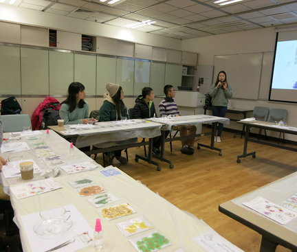 The teacher was introducing students what is pressed flower and how to do it. 教師介紹甚麼是押花和示範如何押花和其定義