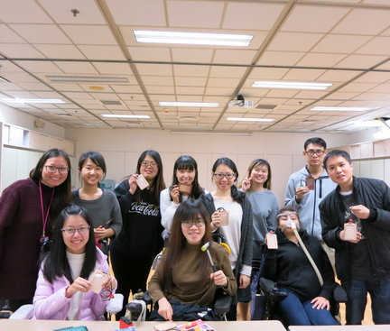 A group photo of students and the teacher with their leather card holder and tools. 學生和導師與他們的皮革卡片套的合照。