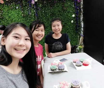 Three happy girls with their cupcakes. 三位開心的女生與她們的杯子蛋糕。