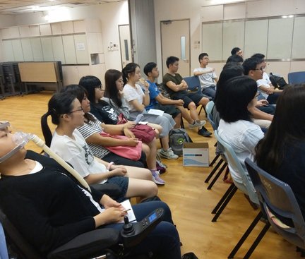IAs were sitting on a chair in a big semi-circle and looking at the instructor. 共融大使圍半圓,坐在椅子上望着導師。