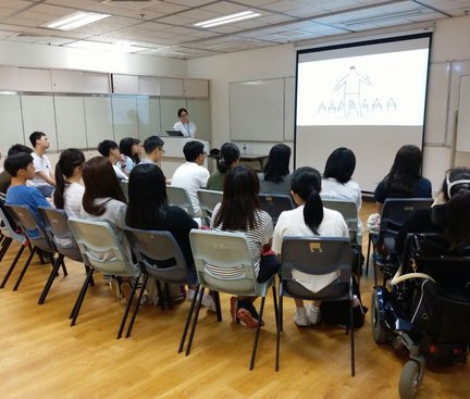 IAs were very concentrated on listening to the sharing made by the  clinical psychologist. 共融大使非常專注地聆聽着臨床心理學家的分享。
