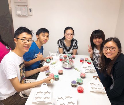 IAs were having fun in making cupcakes. They enjoyed participating in this kind of social event. 共融大使樂在製作杯子蛋糕。他們都享受這類型的社交活動。