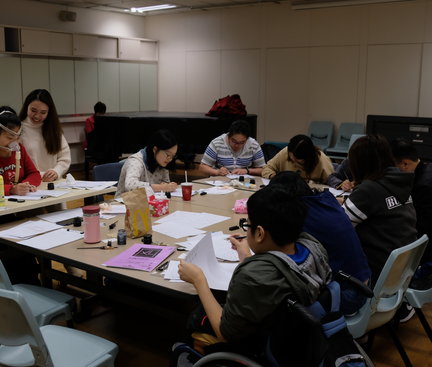 Students were trying to draw calligraphy. 學生嘗試寫書法