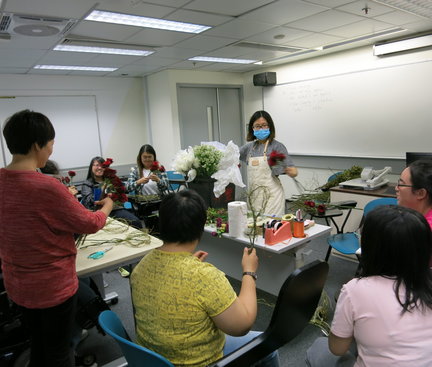 Students were learning how to make a flower bouquet. 同學學習如何弄花球