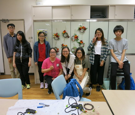 A photo of students and the teacher with their flower wreaths. 同學和老師展示自己的花環