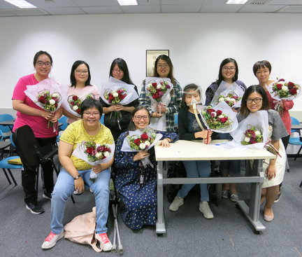 A group photo of students and the teacher with their flower bouquets. 同學和老師的花球合照