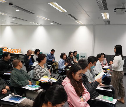 The typical situation of attending the course, where participants were referring to their handouts and listening to the instructor. 典型的教室:參加者拿着教材, 認真地聽從導師的教導