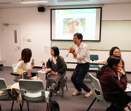 They often had group activities to discuss and share their thoughts. From the picture we can see participants were enjoying and laughing together. 小組討論時間容許參加者互相交流, 相中你見到他們都很興奮和主動