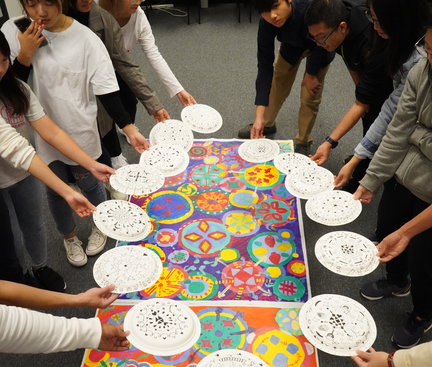 Participants had drawn and designed their own art piece with different patterns and figures inside a circle of a paper plate. 在圓碟上, 參加者使用不同的顏色和構圖繪畫自己的作品