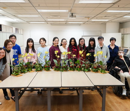 A group photo of the teachers and students with their products of orchid centerpiece. 導師和學生與他們所造的蘭花擺設的大合照。