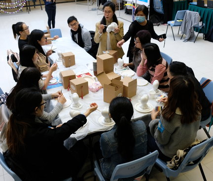 More than 10 people were sitting on a booth to participate in the Workshop to paint a unique loving stone by themselves. 多於十位參加者製作他們的愛心石