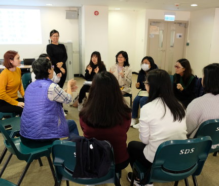 The participants were learning sign language by forming a circle. 參加者圍圈學手語