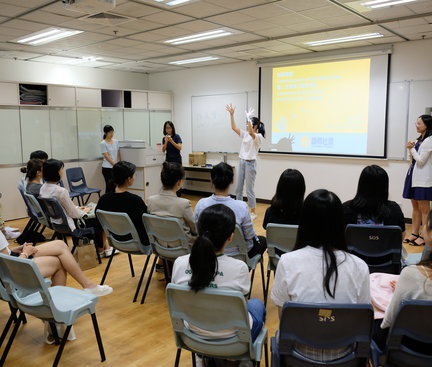 Participants sat in a semi-circle in front of the tutors and looked carefully to the language signed by the tutor. Since the deaf tutor couldn’t speak, another tutor would do the translation. 參加者坐成半圓形, 觀看導師的手語手勢。其中一位導師為失聰無法言語, 另一導師負責翻譯