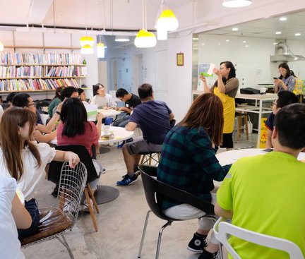Participants were sitting in groups and listening to the instructor’s sharing about braille and the routine of making cookies. 參加者坐成不同組別, 並聽從導師的講解有關點字和製作曲奇